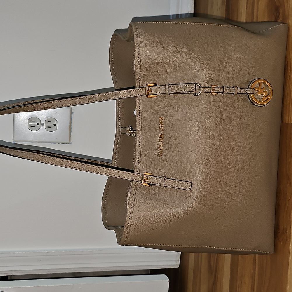 Michael Kors Large Walsh Saffiano Leather Jet Set Tote Bag in Dark Dune